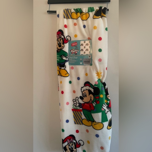 Disney’s Mickey and Minnie Christmas blanket - Picture 1 of 1